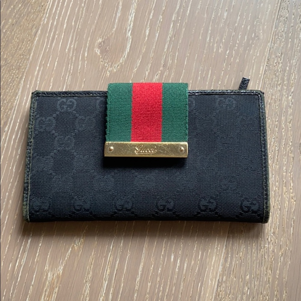 Gucci signature wallet (AUTHENTIC)